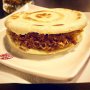 International hamburger day. Net als Star Wars dag of Nike Air Max dag, heeft deze ode aan de popcultuur weinig om het lijf, anders dan dat zij die leven op social media, ze graag omarmen voor hun content kalenders. De burger is daarvoor wel zeer geschikt, omnipresent en een allemansvriend. De twee helften van de bol en de patty zijn zo iconisch dat ze ook in andere - zonder twijfel rijkere - culturen naar boven komen. Zo wordt dit streetfood uit Xian de Chinese burger genoemd. De originele naam is roujiamo, letterlijk “vlees in brood”. Het brood is meer een pita dan een bun en het vlees is rul gehakt doortrokken met kruiden uit het midden van China. In Rotterdam heeft Catedak op Oostplein hem op het menu staan, maar laten die net dit jaar op internationale burger dag gesloten zijn. Een aanrader voor de andere dagen van het jaar dan maar... #burger #hamburger #roujiamo #xian #china #debuikvanrotterdam