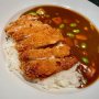 Curry is een van de meest gegeten gerechten in Japan. De Japanners hebben een eeuw of twee terug de Indiase curry omarmd en zich geheel eigen gemaakt. De Japanse curry is ingetogener en dieper van smaak, ramvol umami. Ideale comfort food, erg goed om thuis op de bank te eten en de wereld van je af te laten glijden. 
Buiten Japan is Japanese curry de route van ramen aan het volgen. CoCo  Ichibanya is een modern ogende fastfood keten met alleen curry op het menu en heeft al 1.500 vestigingen wereldwijd, maar nog geen in Europa. Hoog tijd voor een Europese versie dacht Robin Bravenboer. De Rotterdamse serie-ondernemer dook samen met zijn executive chef Merijn Sips acht maanden lang de keuken in en kwam naar buiten met Kiiro Japanese Curry House. Inmiddels is de eerste zaak geopend in de Wijnhaven.

Je stelt je curry - net als een burger bij Five Guys of een poke bowl - zelf samen. Vis, vlees, vega, alles is mogelijk. Bestellen aan het scherm, betalen, gaan zitten en binnen no time heb je een bordje troost onder je neus. Of je laat het thuis bezorgen. Meer locaties volgen snel voor dit warme, gezellige en minder fraai te instagrammen poke bowl alternatief. 
#japanesecurry #brownfood #debuikvanrotterdam #foodtrend