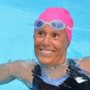 Dit is Diana Nyad. Op haar 28e deed ze een eerste poging om van Cuba naar Amerika te zwemmen, door een wilde Oceaan met haaien, kwallen, een stevige wind en onvoorspelbare stromingen. Het lukte haar niet, maar een paar jaar later verzamelde zij opnieuw een team van wetenschappers en begeleiders en probeerde het een tweede keer. Weer lukte het haar niet de Amerikaanse kust te bereiken. Er volgde nog twee officiele pogingen. Jaren later. Media op de been, een heel circus rukte uit om de pogingen van die vastberaden sportvrouw vast te leggen. Pas de vijfde poging was Nyad succesvol. Ze was 64. Toen een journalist haar vroeg hoe het nou toch kon dat zij die vijfde keer wel succesvol was, en al die eerdere keren niet, antwoordde Nyad dat ze een betere atleet was die laatste keer. Mentaal, vroeg de interviewer. Zowel mentaal als fysiek, zei ze toen. Aan dat verhaal denk ik zelf regelmatig nu ik richting de 50 ga. Maar ook als mensen mij een vraag stellen over trainen die begint met ‘denk je dat je op mijn leeftijd nog...’. Diana Nyad leverde een unieke prestatie. Maar laat je leeftijd geen obstakel zijn. Kijk naar wat je wél kunt, en je mag erop vertrouwen dat je op elke leeftijd nieuwe dingen kunt leren, op elke leeftijd een ontwikkeling door kunt maken. En in veel gevallen zelfs grenzen kunt verleggen die eerder onbereikbaar leken.