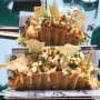 Tien daagjes Amsterdam betekent veel nieuws eten. Als dan een van de meest typische Amsterdamse eetbaronnen een nieuwe zaak heeft, dan ga je proeven. Zeker als het ook nog de nieuwe buren van Scheltema zijn. De taco op deze foto was geweldig, crunchy en zacht, pittig en zoet, een kleine achtbaan vooraf, bestaande uit Bangkok spread, Balinese kip kentjoer, chili mayo en kippenhuid krokantjes bovenop zwaaiend als bonito flakes. Mijn verzoek: kunnen deze ook bezorgd worden? Al mis ik dan wel de urban jungle op de vijfde met uitzicht over Amsterdam.
#debuikvanamsterdam #rongastrobar #downtown #indonesia #taco