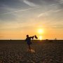 In het leven glijdt liefde 
door je vingers als zand
Soms stevig als kiezels 
Lijkt ze vast in je hand
Neem ruimte te kiezen 
Voor hart of verstand 
Want liefde wil vlieden
Gelijk kiezels of zand