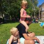 vader die de krant wil lezen