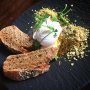 Çılbır, schrijf die maar vast op voor je “dingen die ik ga eten in 2019”-lijstje. Turkse joghurt, gepocheerd ei, hartige granola, spinazie en kruiden. Hier op de foto zoals ik het at bij Lilith, waar ze altijd voorlopen op de trend. 
#foodtrend #cilbir #rotterdam