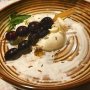 Yotam Ottolenghi is bekend om zijn kookboeken die de rijkdom van het Midden-Oosten naar de keukens over de wereld heeft gebracht, thuis en in restaurants. Ook bekend is dat je op zijn minst 20-30 lastig verkrijgbare kruiden en andere concocties nodig hebt om zijn recepten te kunnen koken. Van sumac tot za’atar, je vindt (vond) ze zelden bij je appie om de hoek. Met zijn nieuwe kookboek Simple (elegant vertaald als Simpel) bracht hij daar verandering in. Vanavond zat ik bij hem aan tafel en stelde hij het zo: “Als je kan lezen, dan kan je koken.” De zes letters van Simpel vormen een acroniem dat je maar even moet Googlen, maar gemak in de keuken staat centraal. Het bovenstaande gerecht bestaat uit burrata met geroosterde druiven en kent behalve venkelzaad nauwelijks een ‘apart’ ingrediënt. 
P.S. Ik zat ook bij Janny aan tafel, ik ga nog een reden zoeken om dit jaar een post aan haar te wijden. 
#yotamottolenghi #simpel #scheltema #debuikvanamsterdam #jannyvanderheijden