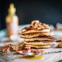 Sweet & spicy pancakes van @chefmetlef. Vol met eiwitten! 🥞😍
Bereidingstijd: 
Voorbereiding 10minuten 
Rusttijd 15 minuten 
Baktijd 10minuten 
Dit recept is goed voor 4 personen, ben je met ze tweeën dan hoef je de ingrediënten alleen maar te halveren 
Je hebt nodig, 1 kom, rasp, mes, garde & een pan, evnt. Blender, spatel & een soeplepel

Ingrediënten: 
150 gram havermout
2 scoops eiwitpoeder of 60 gram meel
50 gram magere kwark
175-225 ml water
1 zakje bakpoeder (7 gram)
3 gram geraspte gember
1/2 TL zout
2 eieren
2 TL yellow sweet chili sriracha
70 gram cashew nootjes
8 plakjes bakbacon

Bereidingswijze:
1. Mix de Ultra Fine Oats, whey protein poeder, bakpoeder, vanille suiker, snufje zout, het ei en de in een kom. 
2. Voeg water toe op gevoel, het beslag mag best dik zijn, maar moet wel mengbaar blijven (je kan later altijd nog meer water toevoegen). 3. Laat dit minimaal een half uur staan om te rusten (niet heel erg als je het niet doet). 4. Crunch/breek de nootjes en voeg deze toe aan de beslagkom. 
5. Zet nu een pan op laag vuur, scheutje zonnebloemolie erin en even warm laten worden. 
6. Gebruik een soeplepel of een ' SCOOPY " om het beslag in de pan te doen. 
7. Bak ze zo een 1 á 2 minuten per kant. 
8. Leg de pannenkoekjes op een bord en doe daar een grotere kom overheen om deze warm te houden. 
9. Rasp wat zest van de mandarijn over de pancakes en strooi er wat kokos rasp overheen. 
10. Voeg nog Nutella, pindakaas, honing of een andere gewenste topping toe om het voor je zelf af te maken en ga lekker eten ﻿