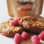 Ontbijten met havermout proteïne cookies, dat klinkt goed nietwaar?! Deze gezonde havermout koeken van @ekopura maak je in een handomdraai & zijn erg lekker. Ook heerlijk als tussendoortje. 🙌🍪 Ingrediënten
– 3 eetlepels rozijnen
– 200 gram havermout
– 120 gram plantaardige margarine
– 4-5 eetlepels notenmelk
– 150 gram palmsuiker
– 1 scoop Ekopura Natural Vegan Protein Blueberry

Bereiding
1. Warm de oven voor op 175 °C.
2. Was de rozijnen en dep ze droog.
3. Meng in een kom of in de keukenmachine alle ingrediënten tot een plakkend deeg dat één geheel vormt.
4. Bestuif het werkvlak met wat bloem of strooi er nog wat havermout op. Vorm hierop het deeg tot een rol van ca. 4 cm doorsnee.
5. Bestrijk het bakblik met wat margarine. Snijd het deeg in plakjes en leg ze op de bakplaat.
6. Bak het in de hete oven in 15 – 18 minuten gaar en lichtbruin totdat de plakjes mooie koeken zijn geworden. Laat ze op de bakplaat afkoelen.
