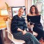 ''Ik ben genoeg. Ik ben het enige dat ik nodig heb om dit tot een succes te maken''. Dat is wat journalist @LiesbethRasker heeft geleerd van het solo-reizen. ''Iedere vrouw zou op zijn minst een keer in haar leven alleen op reis moeten gaan'' vertelt ze in de nieuwste aflevering van 'Hoe doet ze het?'. Liesbeth schrijft al jaren voor verschillende modebladen en deelt daarnaast reisverhalen waar je echt wat aan hebt op haar blog: Bag to Reality. We hebben het over eenzaamheid en dat het ook oké is om dingen in je eentje te doen, maar daar ligt helaas nog wel een sociaal taboe op. Als je ook een kijkje wil nemen in haar huis, op haar werkplek en in haar hoofd, kijk dan vooral deze leuke video :-) In samenwerking met @Viva_nl en @Renault _nl #Viva400 #linkinbio #powervrouw #soloreizen #SannyCollab #Bagtoreality