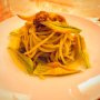 Domenica è sempre domenica. 
Het zal mijn vaste volgers nauwelijks ontgaan zijn dat ik sinds kort graag op de Noordermarkt kom bij het nieuwe restaurant Domenica van chef Flavio en sommelier Kelly (en af en toe jongste bediende Milan). Je eet er met de seizoenen mee licht, Italiaans van de moderne schnit, zonder dat het knelt. De pasta’s zijn er altijd goed, zoals deze spaghettone met fior di zucca en ragout van zeeëgel (handig woord voor Wordfeud als je vier “e”-en hebt). #domenica #debuikvanamsterdam #amsterdam #foodtips #jordaan #noordermarkt #spaghettone #fiordizucca