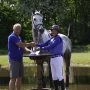 {PERSBERICHT}  Hippisch Centrum De Schalm wordt Bavaria 0.0 trainingscentrum

Lips Stables, Hippisch Centrum De Schalm en Bavaria slaan de handen in een. De drie ondernemers families gaan een samenwerking aan voor de komende drie jaar tot eind 2020.

Nadat Tim Lips vorig jaar een eigen commerciële ploeg is gestart, het Bavaria 0.0 Eventing Team, en een nationale wedstrijdcyclus, de Bavaria Eventing Trophy, gaat de Bredase eventingruiter met Lips Stables dit jaar het platform verder uitbreiden. In het begin van het eventingseizoen werd al bekend gemaakt dat de Trophy ook een pony variant krijgt, de Audax Media Pony Trophy. Vanaf mei gaan Lips Stables en Bavaria nu ook een samenwerking aan met Hippisch Centrum De Schalm. 
Tim legt uit: ”Het Bavaria 0.0 Eventing Team biedt talentvolle eventingruiters begeleiding op weg naar de wereldtop en Tokyo 2020. De samenwerking fungeert voor deze ruiters als springplank om aansluiting te vinden bij de senioren en de eventingsport te bedrijven op topsport niveau. Maar de eventingsport in Nederland heeft zoveel meer te bieden dan alleen topruiters. Het is een familiesport bij uitstek en bij dit soort wedstrijden komen we allemaal bij elkaar om samen van de sport te genieten. Daarom hebben wij ook gekozen om zowel de top als de breedtesport te ondersteunen. 
We merken veel enthousiasme vanuit alle hoeken. Bij zowel organisaties, ruiters en sponsoren. Maar ik wil de Nederlandse eventingsport een geheel platform kunnen aanbieden. Bij mij in Breda hebben we een trainingscentrum, wat TTC gecertificeerd is, maar we wilden ook graag in het midden van het land, over een trainings- en wedstrijd accommodatie beschikken op een top locatie met perfecte faciliteiten en een plek wat de eventingsport ademt. Dan komen we al snel terecht bij Familie Boonzaaijer in Renswoude.” Dhr. Gert Boonzaaijer haakt aan: ”De ideeën begonnen tijdens onze jaarlijkse internationale wedstrijd de ‘Renswoude Horse Trials’. Tim komt al jaren hier en we kennen elkaar g